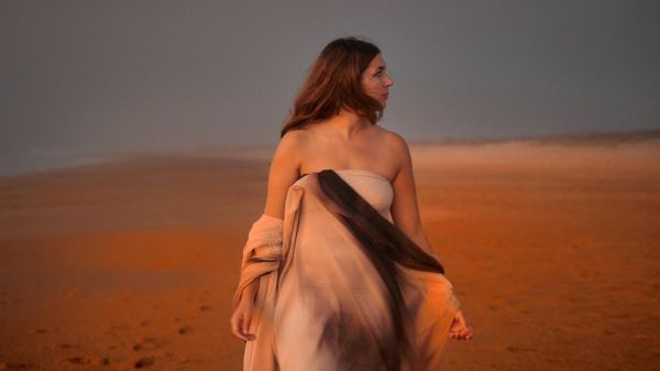 Andrea Santiago presentando Éxodo