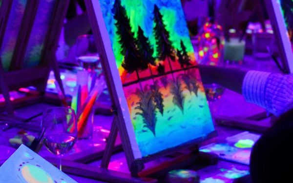 Pinta un cuadro fluorescente y bebe vino