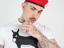 LA FAMA con LA CALVA TATUADA
