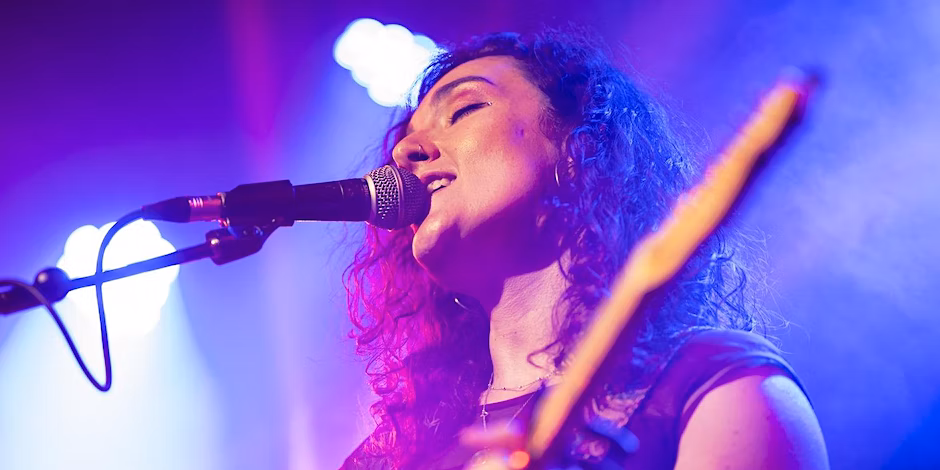 With female voice: Kela